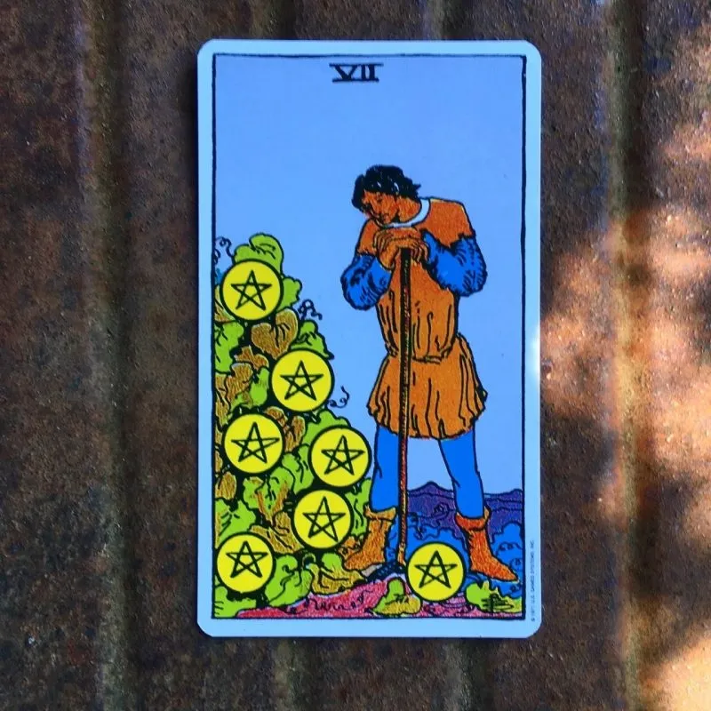 7 of pentacles trong tình yêu: Cố gắng để nhận thành quả hay chậm lại để suy nghĩ