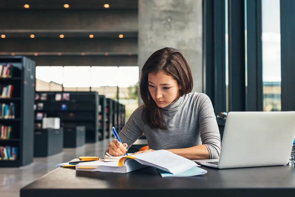 Mơ thấy đi làm: Điềm báo cho sự thăng tiến hay những bước thụt lùi?