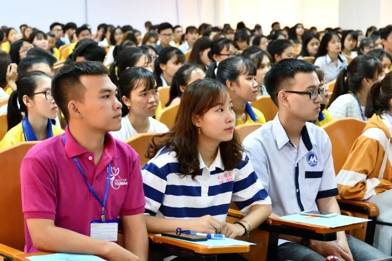 Mơ thấy lớp học đông người: Cơ hội thăng tiến hay tranh chấp khó giải quyết